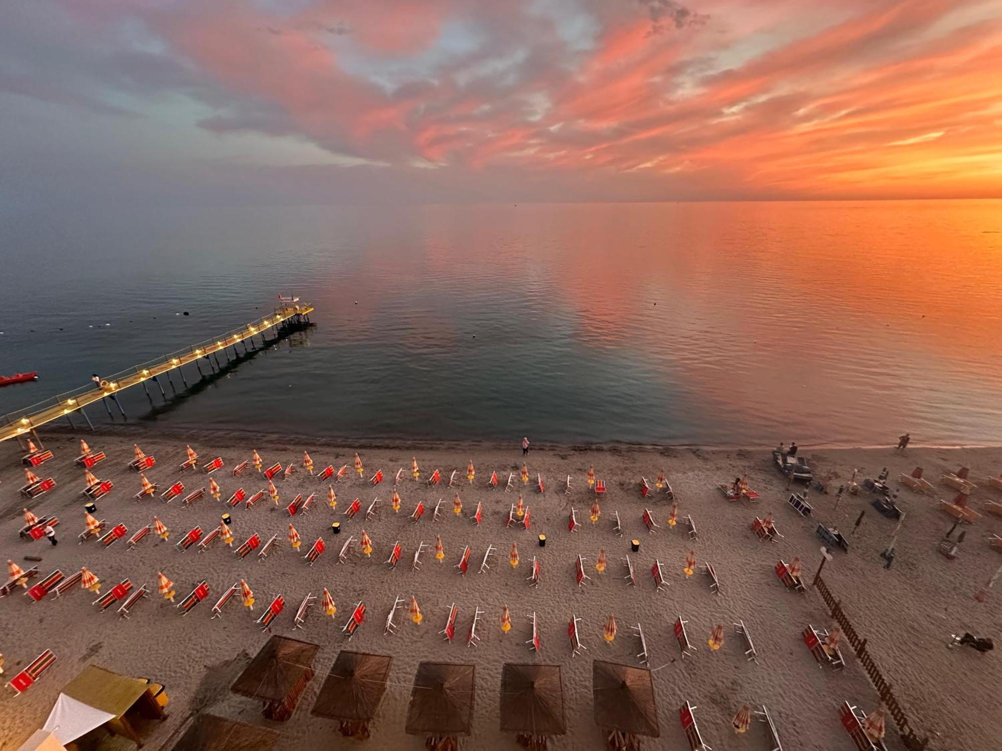 Aragosta Hotel Durrës Esterno foto