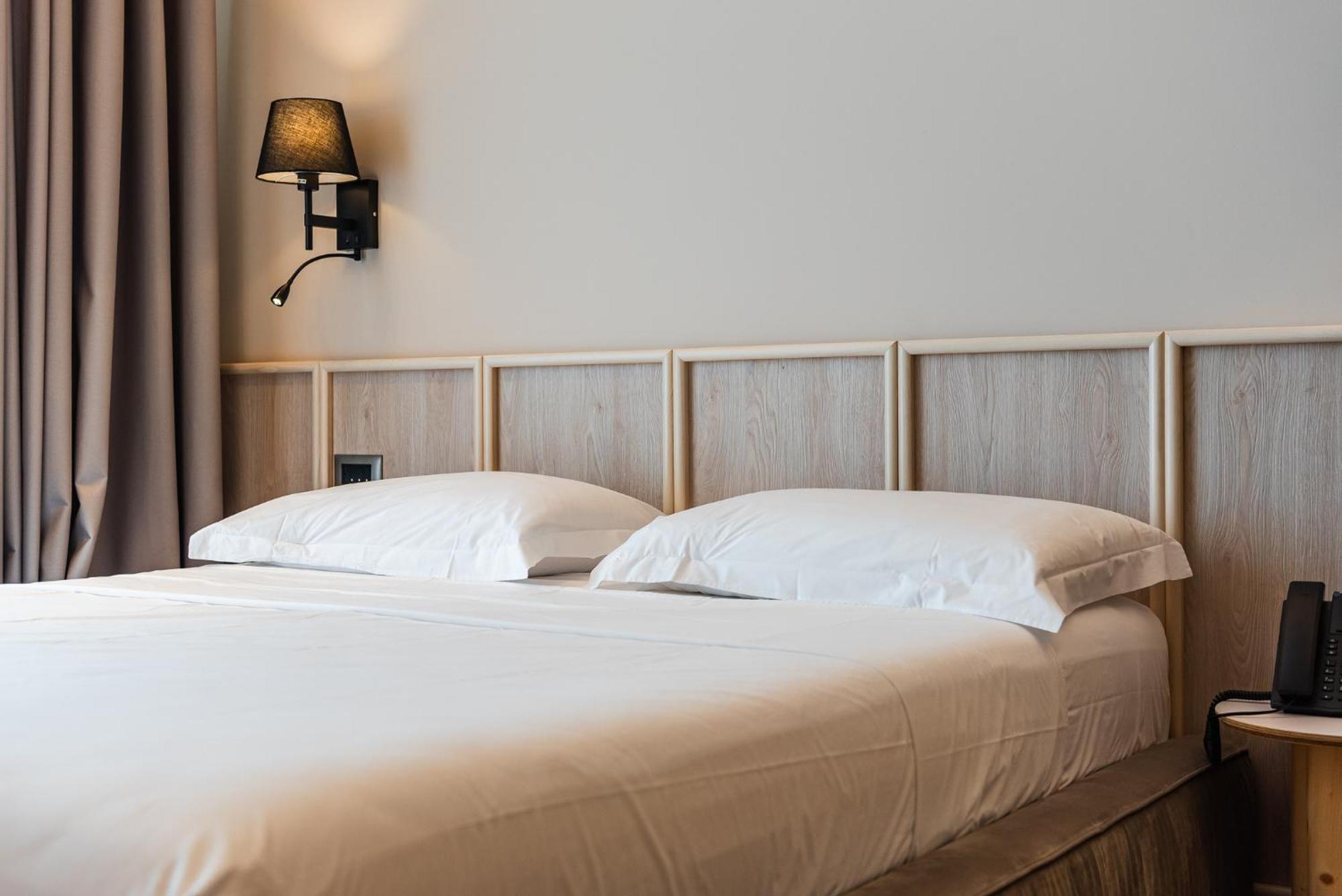 Aragosta Hotel Durrës Esterno foto