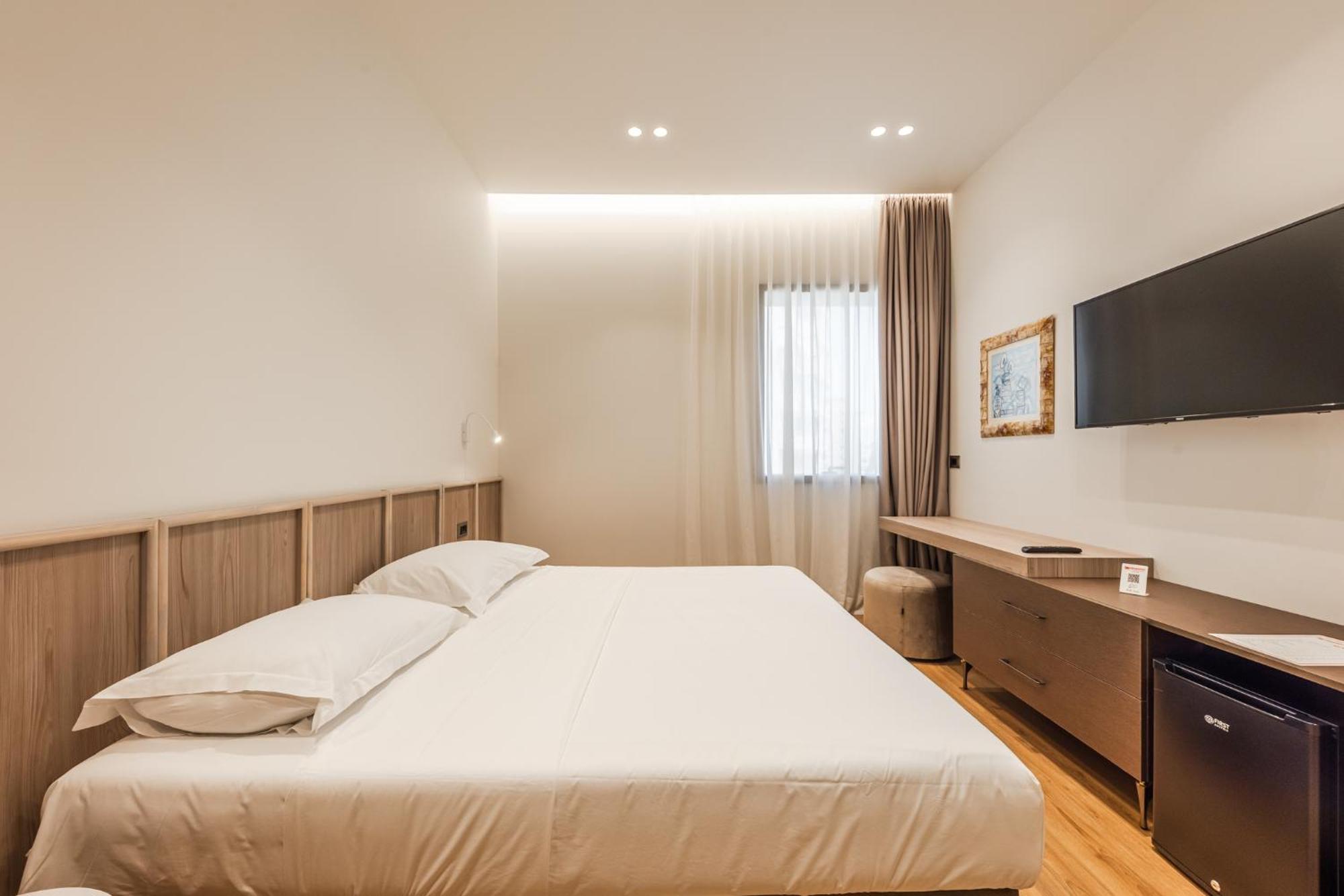Aragosta Hotel Durrës Esterno foto