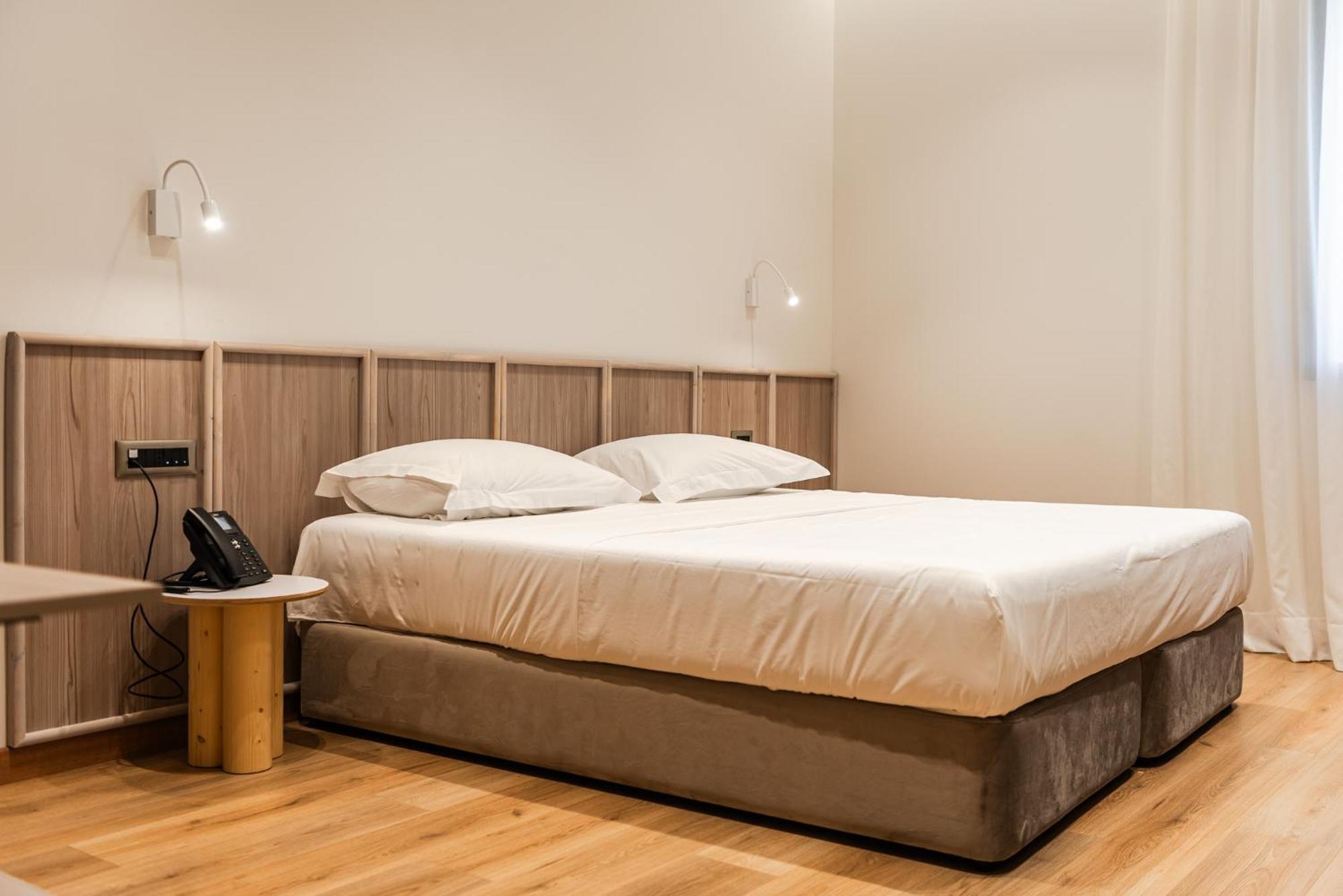 Aragosta Hotel Durrës Esterno foto