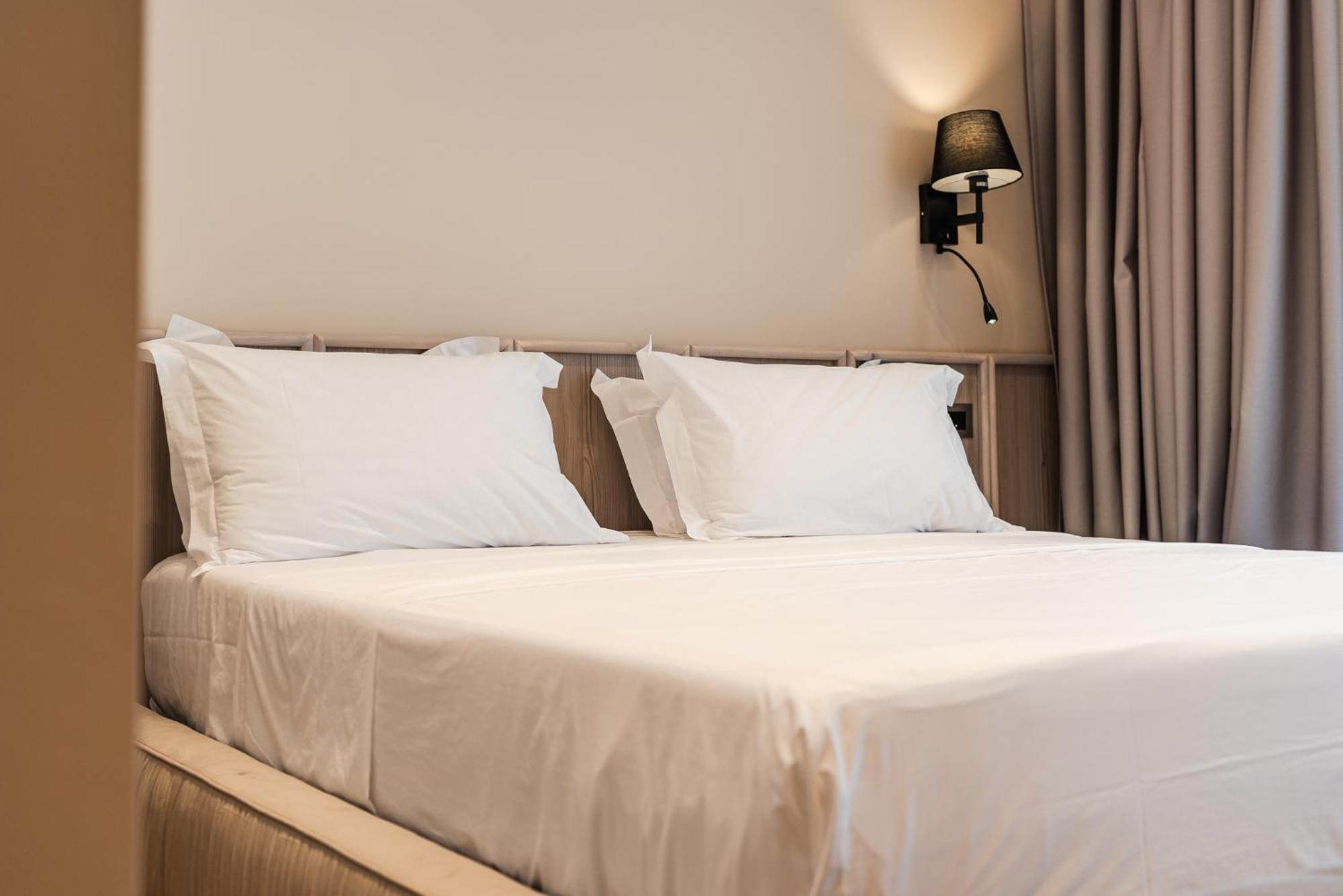 Aragosta Hotel Durrës Esterno foto