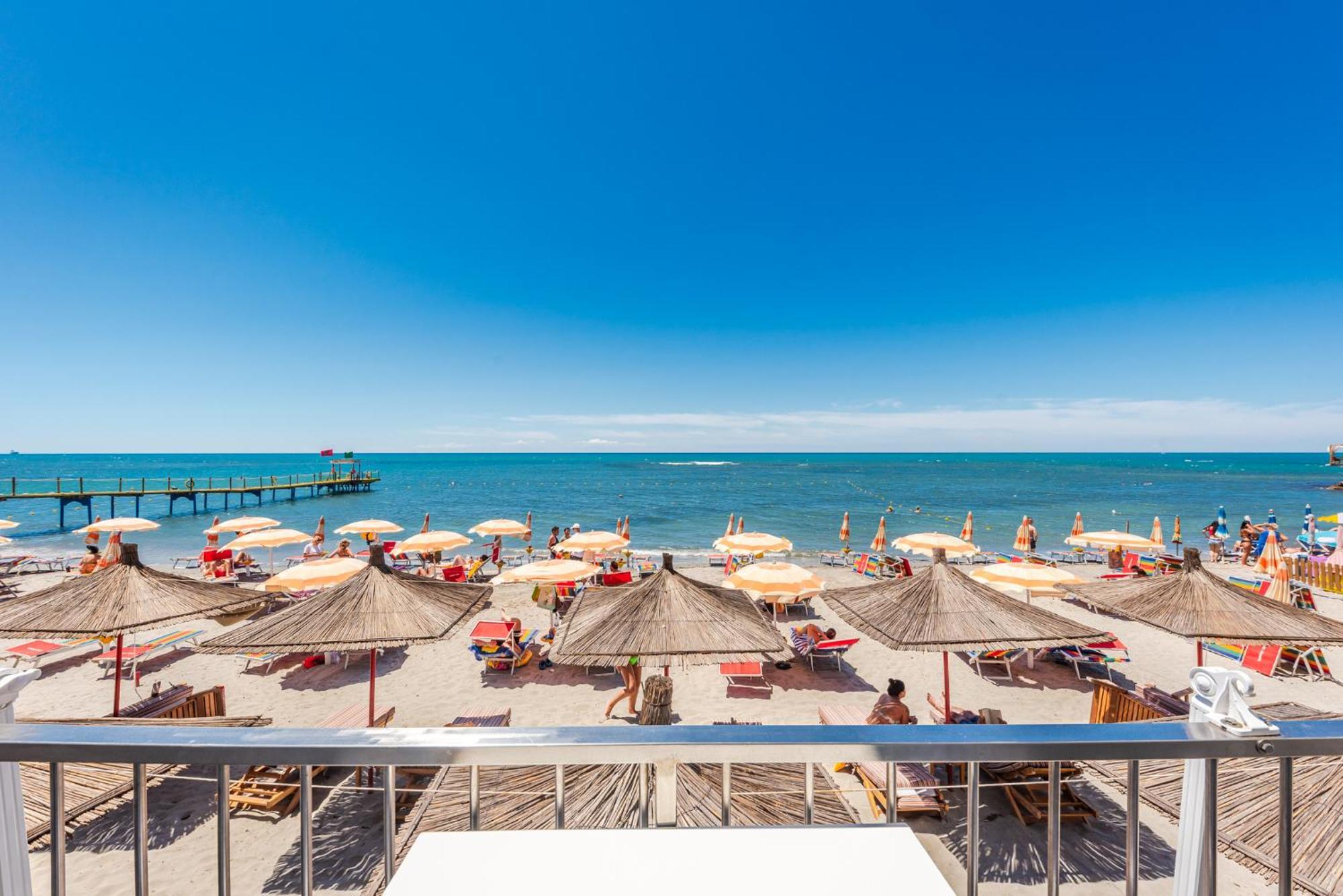 Aragosta Hotel Durrës Esterno foto