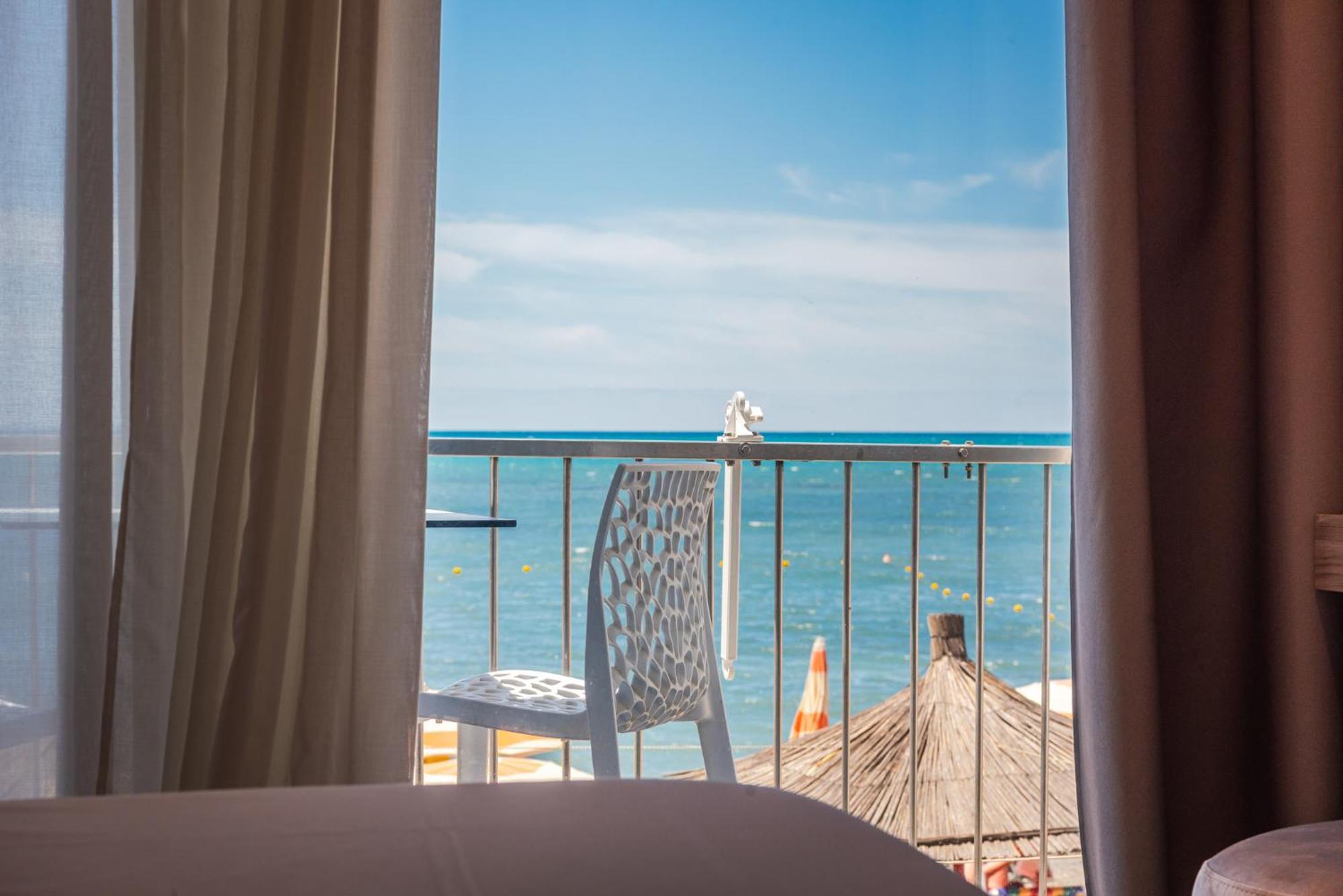 Aragosta Hotel Durrës Esterno foto